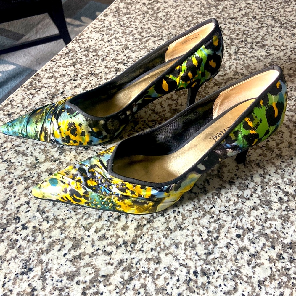 Time to add these cute size 9 1/2 M J Renee’ pumps to your summer wardrobe!